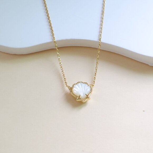 BRAND NEW Kendra Scott Brynne Shell Necklace Gold Ivory Mother-of-Pearl - Picture 2 of 2